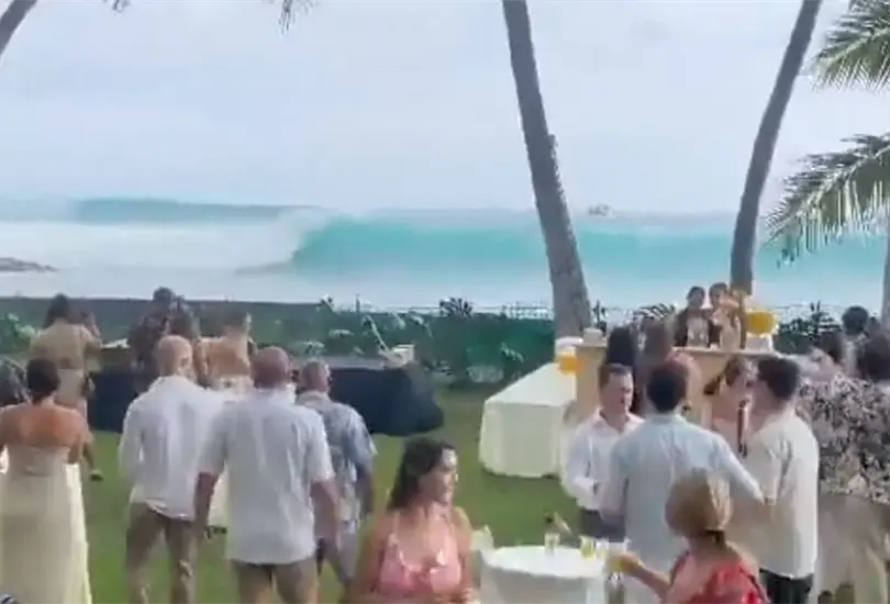 Las olas sorprendieron a los invitados. 