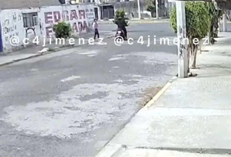 Una c&aacute;mara de seguridad logr&oacute; captar el momento en que el ladr&oacute;n empuj&oacute; a la joven para tomar su motocicleta y salir huyendo con ella 