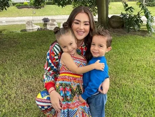 A pesar de la diferencia de edad, Emily tiene una buena relaci&oacute;n con sus medios hermanos, Mar&iacute;a Fernanda y Sa&uacute;l Adiel.