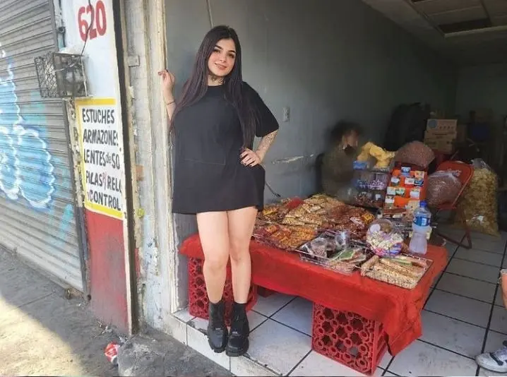 Karely en su antiguo puesto de dulces