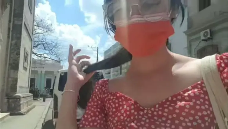 Anita Mateu comenta que el transporte público es fatal y que muchas veces prefiere irse caminando. Foto: YouTube