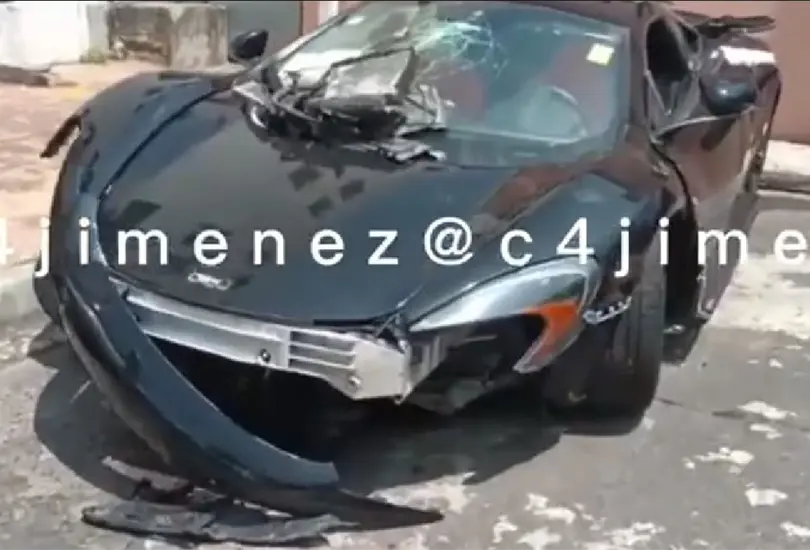 As&iacute; qued&oacute; el McLaren tras el accidente en Polanco. 