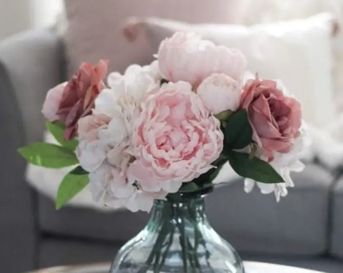 Simboliza la pasión y el romanticismo, es ideal para los problemas de pareja y debe ubicarse al noreste de la sala.