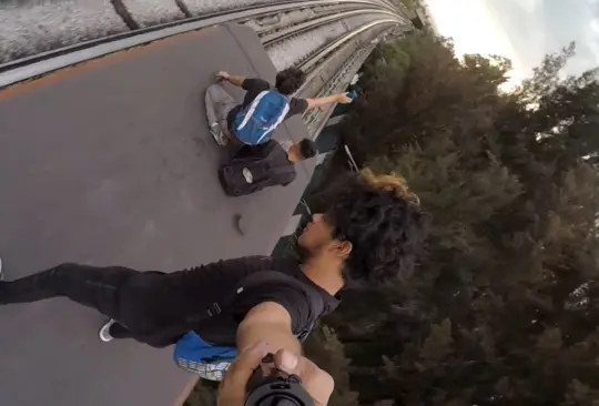 Los jóvenes viajaron surfeando de la estación Ciudad Deportiva a Velódromo solo para publicar un video en sus cuentas de YouTube y con ello obtener más seguidores