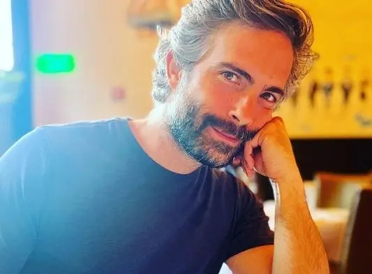 El actor dio vida a Juli&aacute;n Mu&ntilde;oz, un joven que toca en una banda y exnovio de Charly.