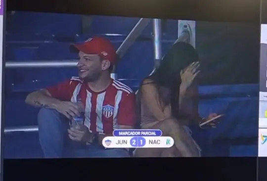 La pareja fue captada por la Kiss Cam para que el estadio fuera testigo de su amor, sin embargo, la joven se ocultó rápidamente para no ser vista en la televisión