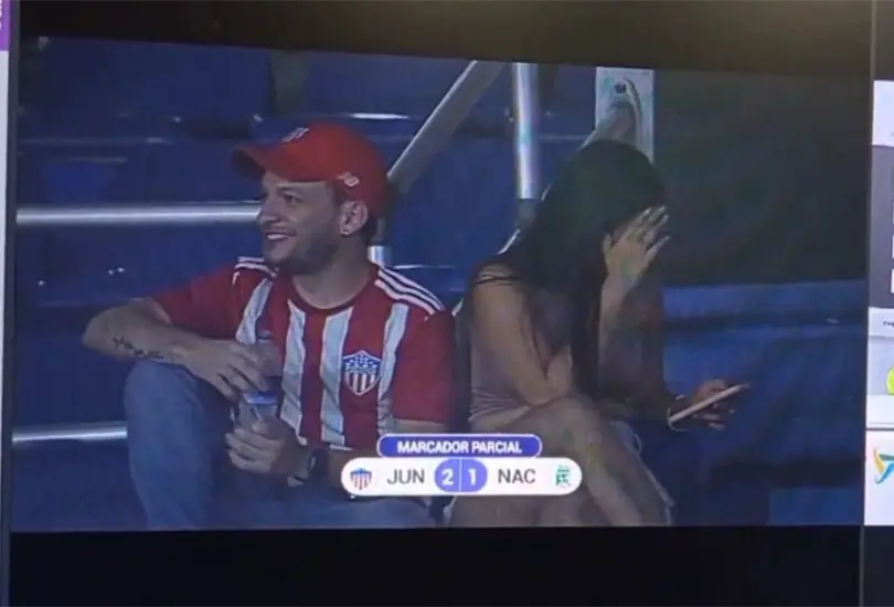 La pareja fue captada por la Kiss Cam para que el estadio fuera testigo de su amor, sin embargo, la joven se ocultó rápidamente para no ser vista en la televisión La pareja fue captada por la Kiss Cam para que el estadio fuera testigo de su amor, sin embargo, la joven se ocultó rápidamente para no ser vista en la televisión