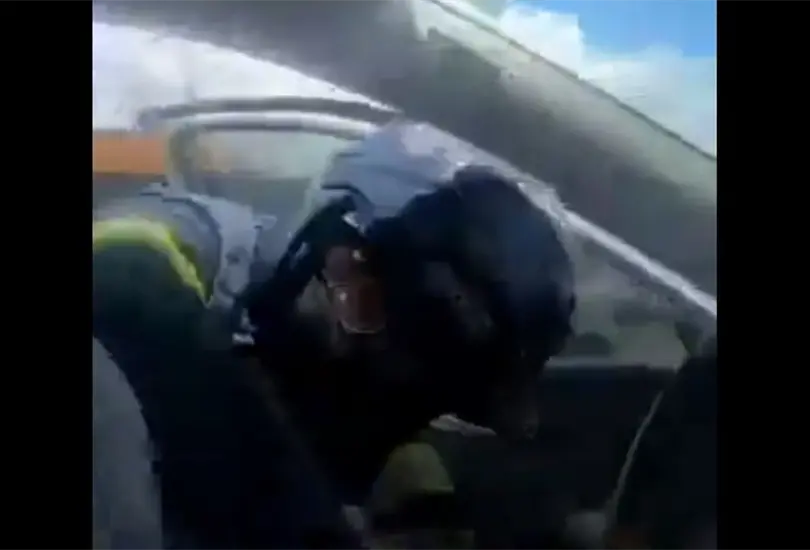 Los polic&iacute;as abrieron el auto y golpearon al automovilista. 