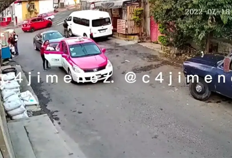 La conductora termin&oacute; prensada contra la fachada de una casa y comenz&oacute; a gritar de dolor.