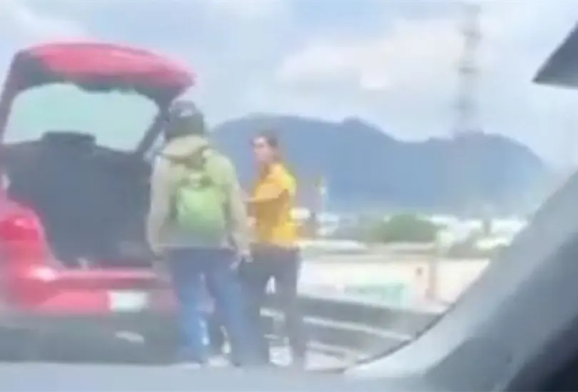 El joven tuvo que ser hospitalizado. El joven tuvo que ser hospitalizado.