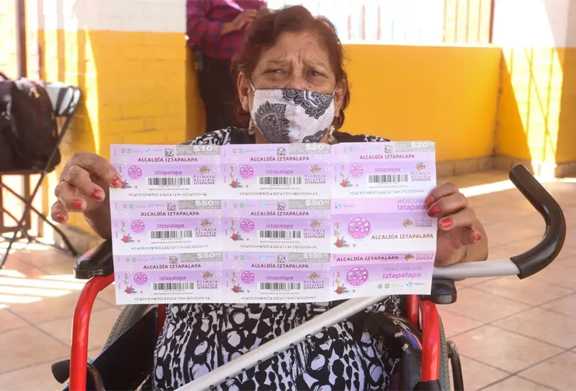 Los beneficiaros de los vales Mercomuna en Iztapalapa. 