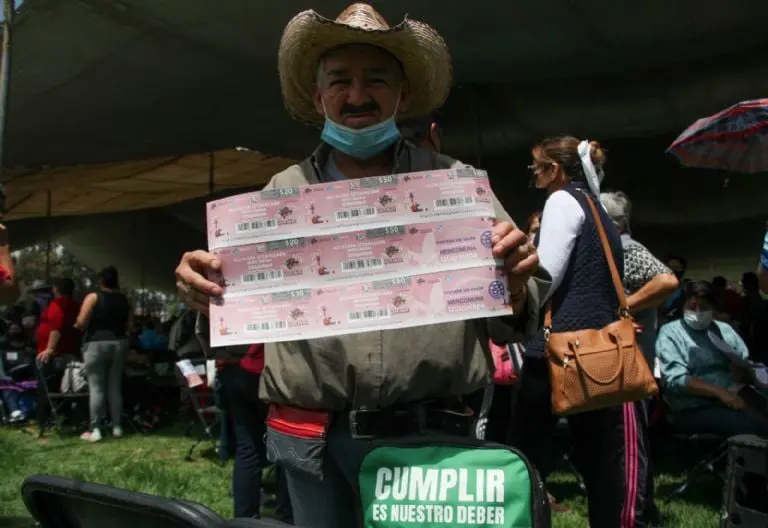 Beneficiaros de los vales Mercomuna. Foto: Cuartoscuro.