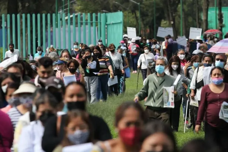 Habitantes de la alcaldía Iztapalapa reciben vales Mercomuna. Foto: Cuartoscuro.