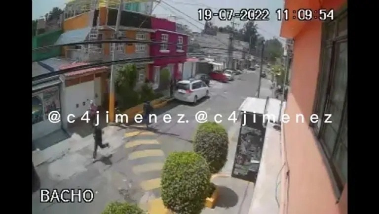 Los asaltantes huyeron al ver al hombre en calzoncillos - Tomada de video