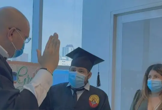 Joven con cáncer se gradúa en el hospital. Joven con cáncer se gradúa en el hospital.