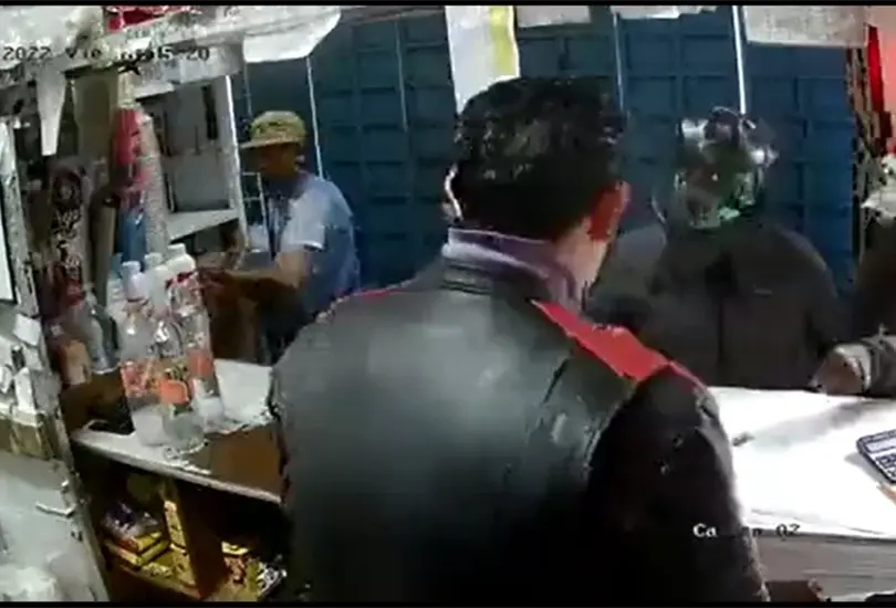 En Twitter se difundió el video en donde se ve a un hombre con casco de motociclista amenazar al trabajador con el pago de un derecho de piso. En Twitter se difundió el video en donde se ve a un hombre con casco de motociclista amenazar al trabajador con el pago de un derecho de piso.