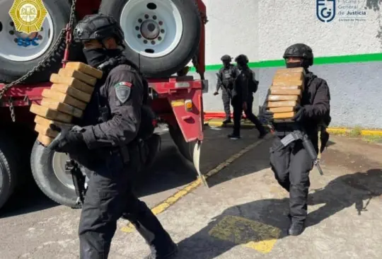 Mil 500 kilos de cocaína eran trasladados en dos tractocamiones;  fueron decomisados en el Circuito Exterior Mexiquense. Créditos: SSC-CDMX 