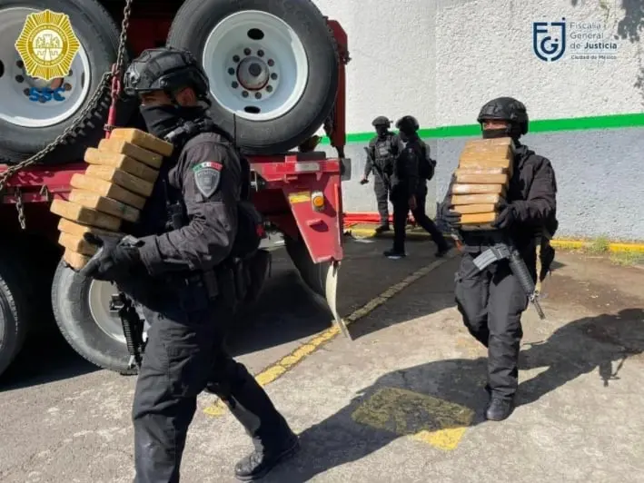 Mil 500 kilos de cocaína eran trasladados en dos tractocamiones; fueron decomisados en el Circuito Exterior Mexiquense. Créditos: SSC-CDMX Mil 500 kilos de cocaína eran trasladados en dos tractocamiones; fueron decomisados en el Circuito Exterior Mexiquense. Créditos: SSC-CDMX