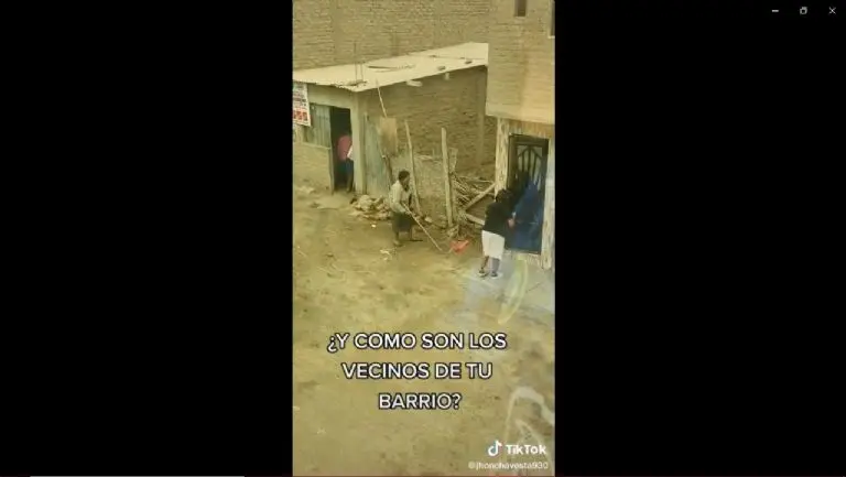 Pelea de escobas entre vecinas - Tomada de video