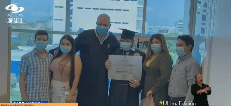 El joven recibió su titulo en presencia de su familia. Foto: captura de pantalla.