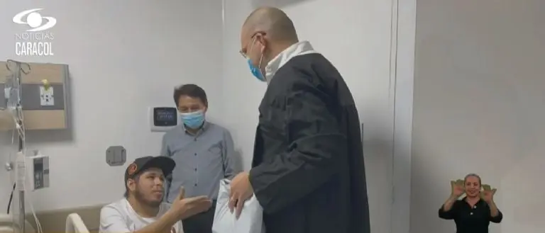 El rector llegó al hospital para graduar al alumno. Foto: captura de pantalla.