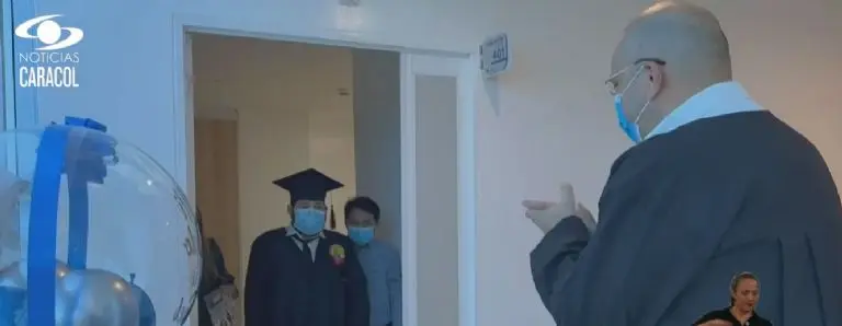 El cuarto de hospital se convirtió en el lugar de la graduación. Foto: captura de pantalla.