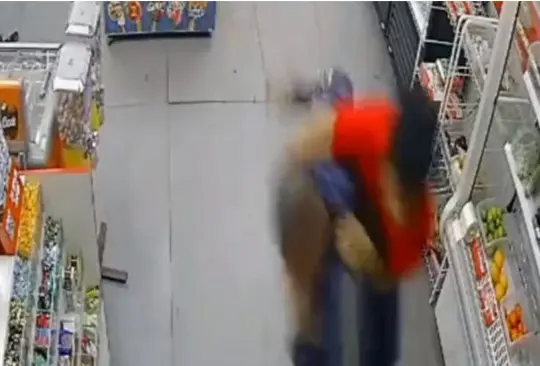 El joven logró sacar al asaltante de la tienda. 