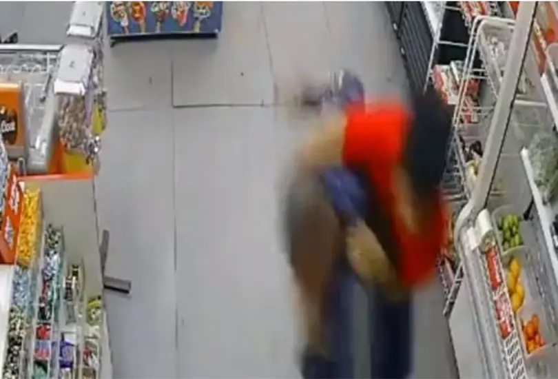 El joven logr&oacute; sacar al asaltante de la tienda. 