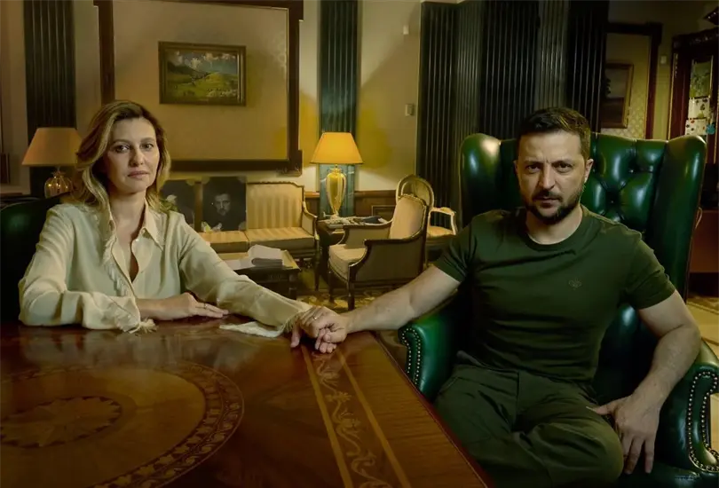 Las fotograf&iacute;as han causado pol&eacute;mica pues en ellas se ve a la primera dama de Ucrania, Olena Zelenska, posar en lugares en donde los ucranianos han librado la batalla contra Rusia que inici&oacute; en febrero.