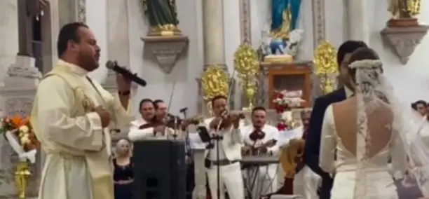 Sacerdote canta Mi raz&oacute;n de ser de la Banda MS y sorprende a los invitados de una boda Cr&eacute;ditos: Captura de pantalla  
