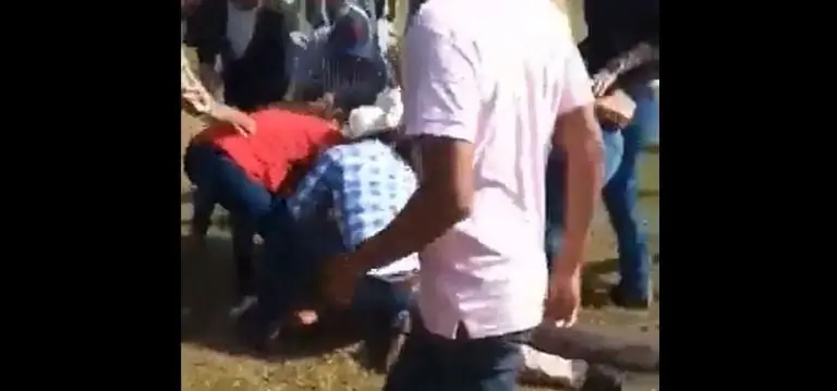 Las personas se acercaron a ayudar al jinete que quedó en el piso. Foto: captura de pantalla.