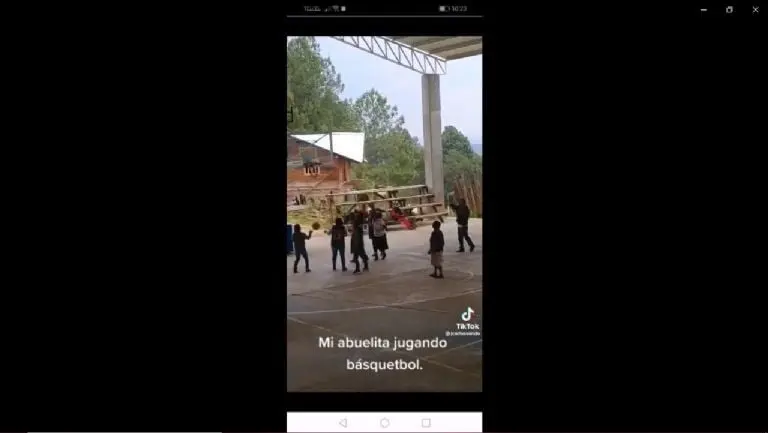 Abuelita sorprende jugando básquetbol - Tomada de video