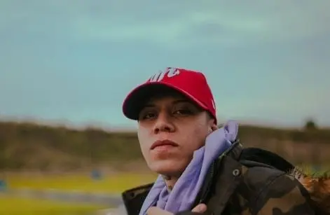 Su nombre art&iacute;stico proviene de la colonia Santa Fe, lugar donde creci&oacute; y se enamor&oacute; de la m&uacute;sica.