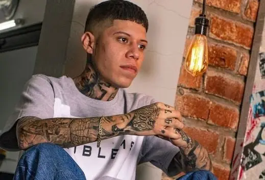 Adem&aacute;s, en 2021 gan&oacute; el Premio a la canci&oacute;n independiente por la Sociedad de Autores y Compositores de M&eacute;xico.