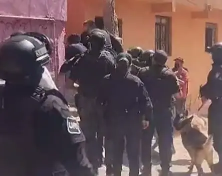  En marzo visit&oacute; su natal Guanajuato, y se le vio rodeado de escoltas, perros de protecci&oacute;n y chaleco antibalas.