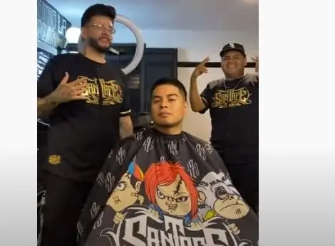 Hace unos meses inaugur&oacute; una barber&iacute;a muy cerca de su tienda de art&iacute;culos oficiales. Sus paredes est&aacute;n decoradas con frases del rapero y se ofrecen cortes de pelo como el de Santa Fe Klan.