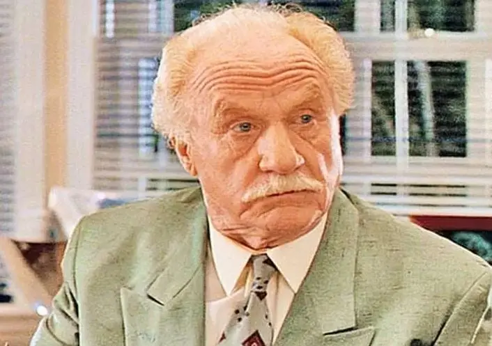 Era el padrino de Peter y amigo de la familia. El actor muri&oacute; en 2006. 
