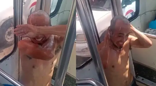 Un ch&oacute;fer de la Ruta 25 de Naucalpan fue sorprendido mientras se ba&ntilde;aba al interior de una unidad de transporte Cr&eacute;ditos: Captura de pantalla 