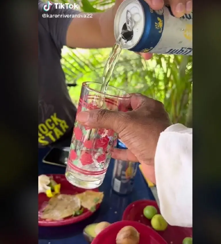 Usuaria se quejas de las cervezas que le vendieron (TikTok)