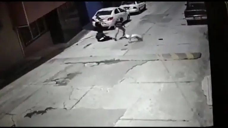 Un hombre salvó a la viejita del ataque - Tomada de video