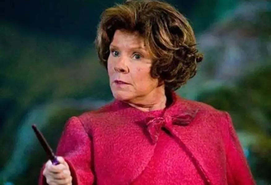 El color de la ropa de Dolores Umbridge va haci&eacute;ndose m&aacute;s intenso conforme va obteniendo m&aacute;s poder dentro del colegio.