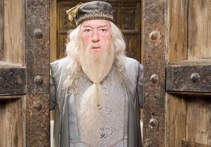 En el tr&aacute;iler oficial Dumbledore pronuncia la frase 'No luches contra &eacute;l, Harry, no puedes ganar', pero esta l&iacute;nea no apareci&oacute; en la pel&iacute;cula.