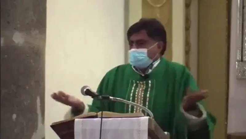 El sacerdote se pronunció en contra del matrimonio igualitario y reprochó que las parejas del mismo sexo puedan adoptar niños El sacerdote se pronunció en contra del matrimonio igualitario y reprochó que las parejas del mismo sexo puedan adoptar niños