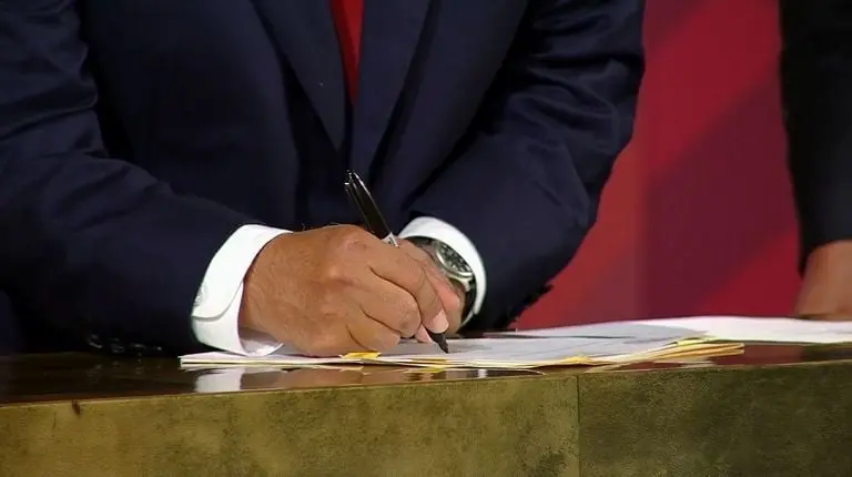 Firma del decreto de AMLO. Foto: captura de pantalla.