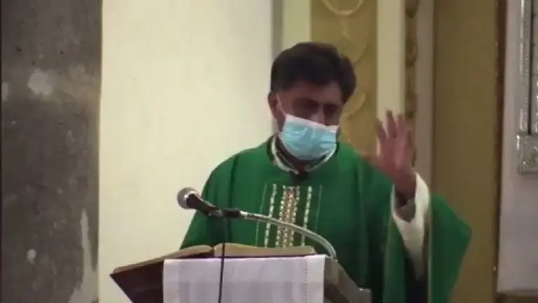 Sacerdote causa indignación por discurso homofóbico - Tomada de video