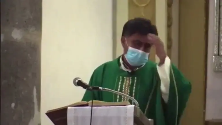 Sacerdote causa indignación por discurso homofóbico - Tomada de video