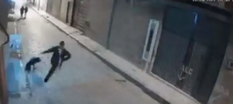 El hombre intentó patear al perrito. Foto: captura de pantalla.