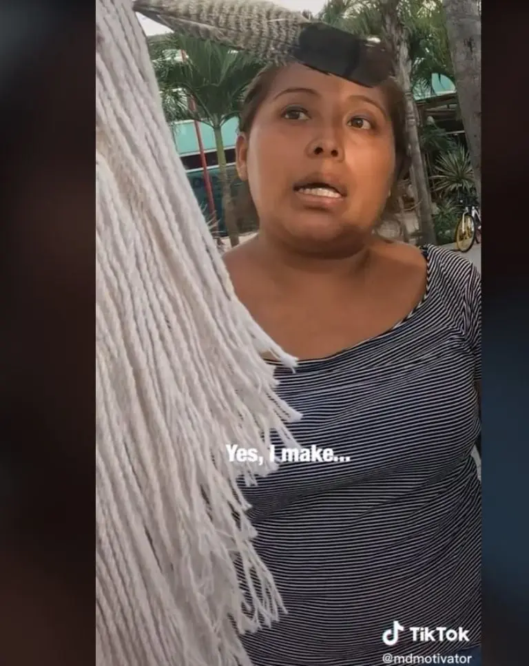 Tiktoker le compra toda su mercancía a una artesana (TikTok)