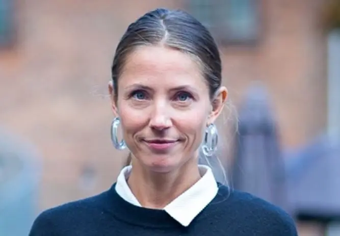 Era una turista que estaba de paso por Roma, quien se vuelve amiga de Elizabeth.