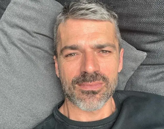 Era un joven que le ense&ntilde;a a Elizabeth a aprender italiano cuando ella est&aacute; en Roma.